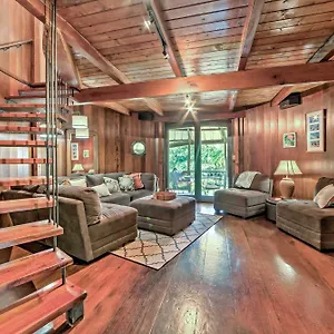 Tropical With Deck, Hot Tub And Lush Scenery! Keaau